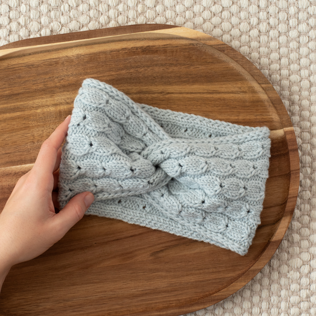 Weave in the yarn tail. Turn the headband inside out.