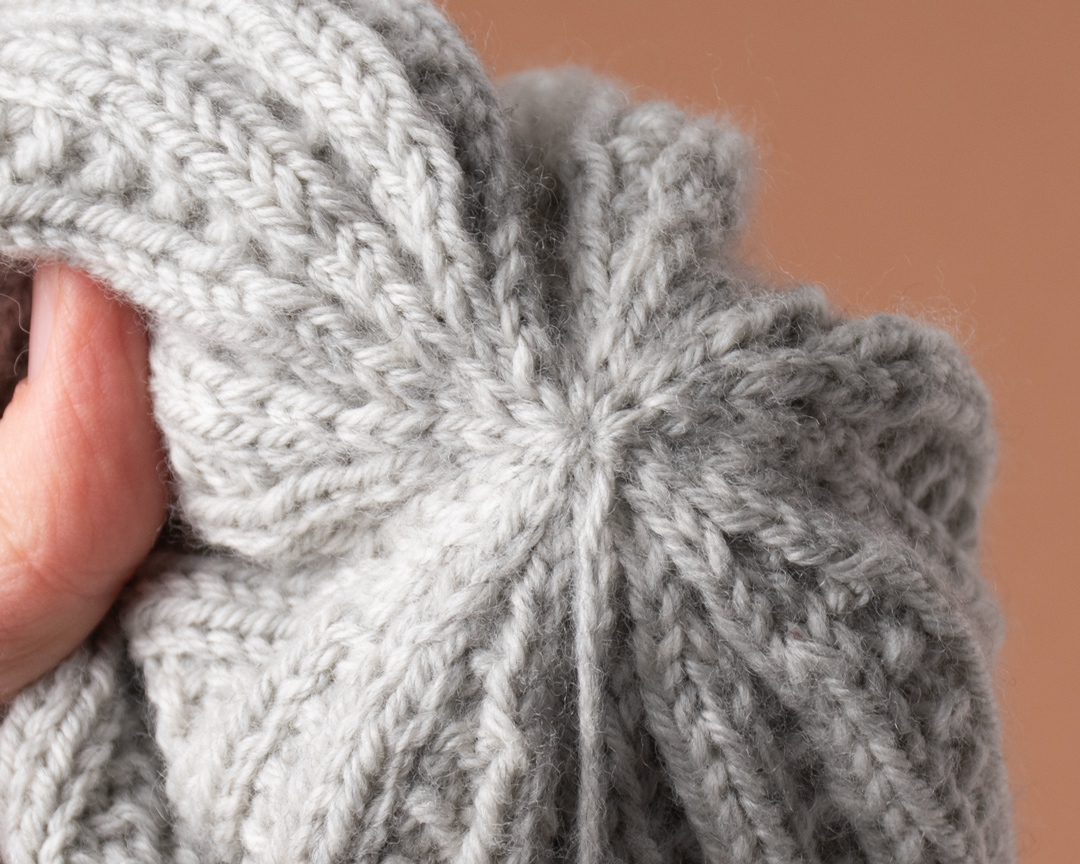 How to close the top of a knit hat