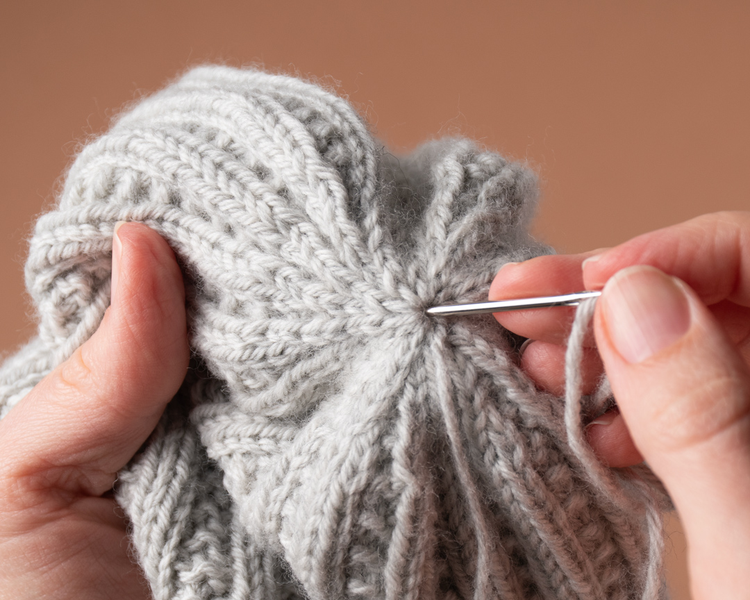 How to close the top of a knit hat