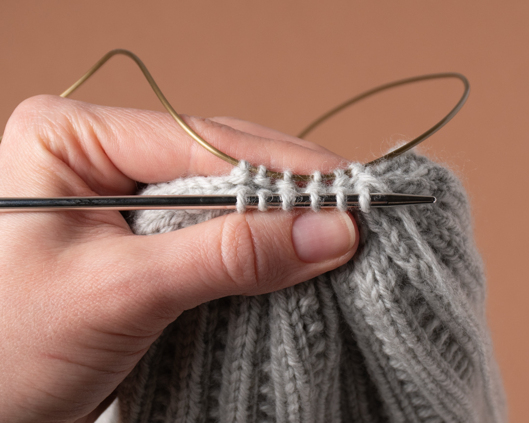 How to close the top of a knit hat