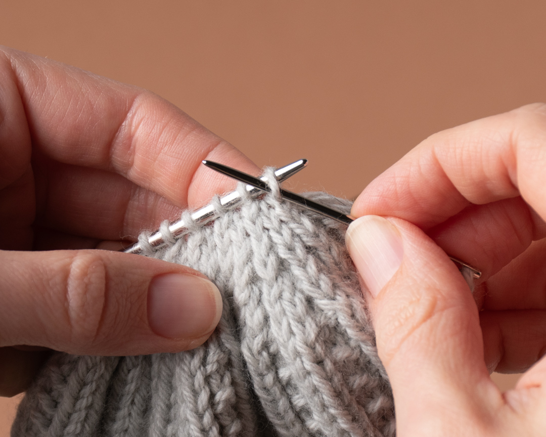 How to close the top of a knit hat