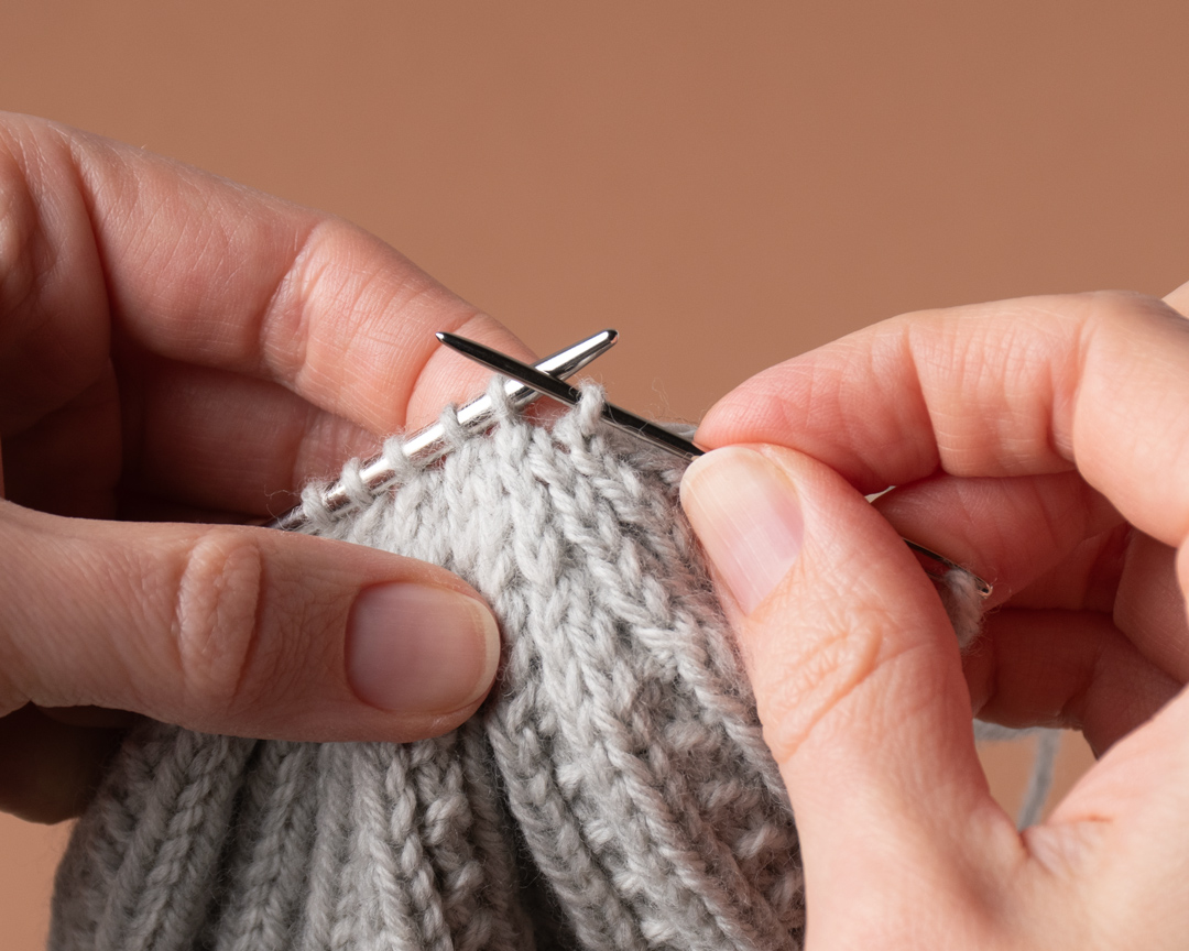 How to close the top of a knit hat