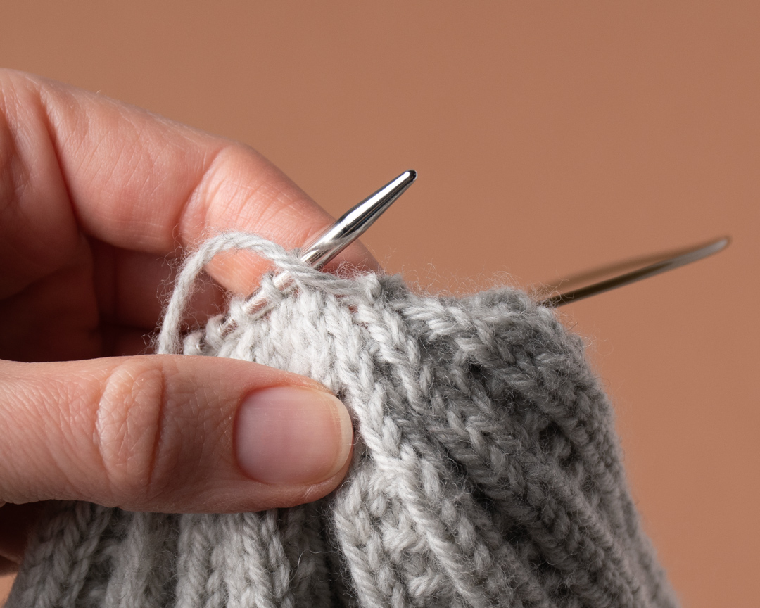 How to close the top of a knit hat
