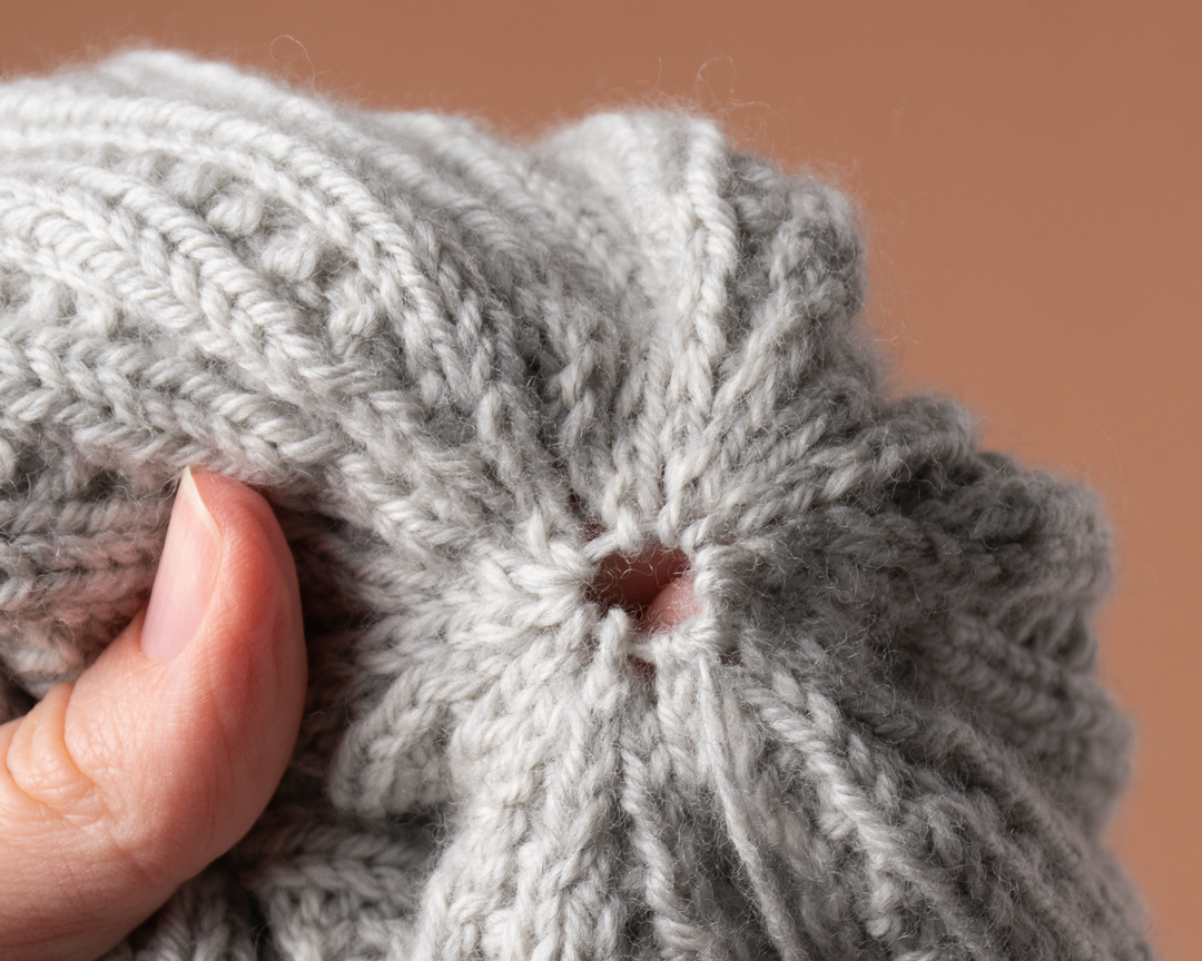 How to close the top of a knit hat