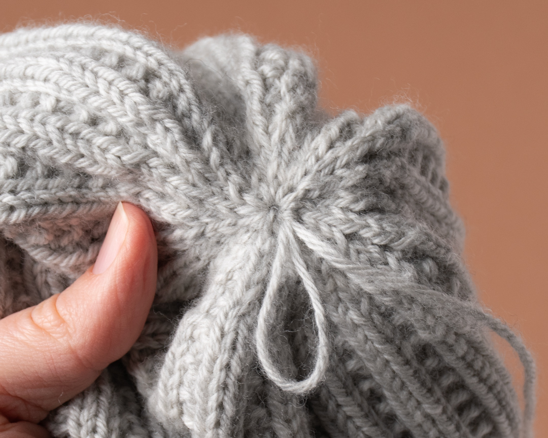 How to close the top of a knit hat